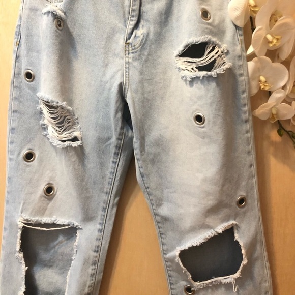 Distressed high waisted busted knee grommet jeans - Picture 3 of 8